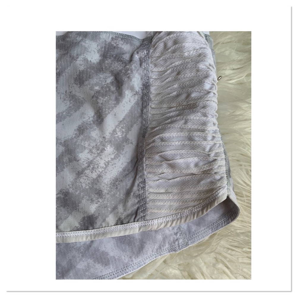 Lululemon Run Bright At Night Shorts Blazer Print White Gray Size 8 - Picture 4 of 11
